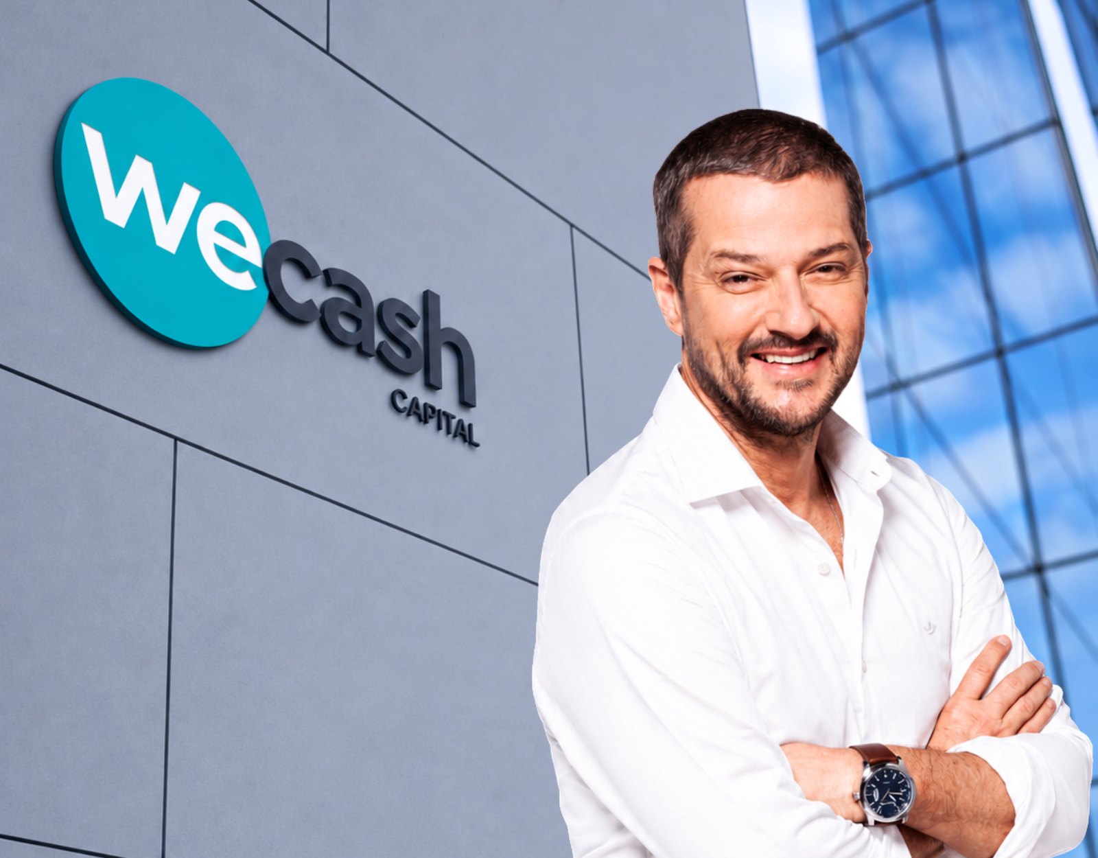 Executiva em frente à sede da WeCash Capital
